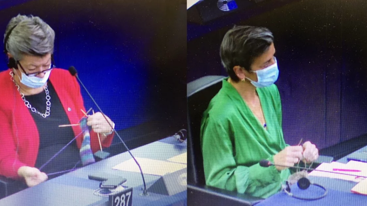 Απίστευτες εικόνες στην Ευρωβουλή: Το έριξαν στο... πλέξιμο την ώρα που μιλούσε η Φον Ντερ Λάιεν - Βίντεο