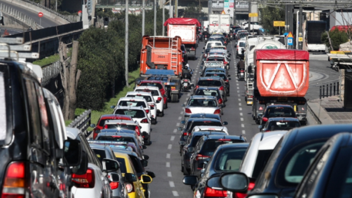 Κίνηση τώρα: Καραμπόλα τεσσάρων οχημάτων στην Αττική Οδό στο ύψος της Κηφισίας, στο ρεύμα προς Ελευσίνα