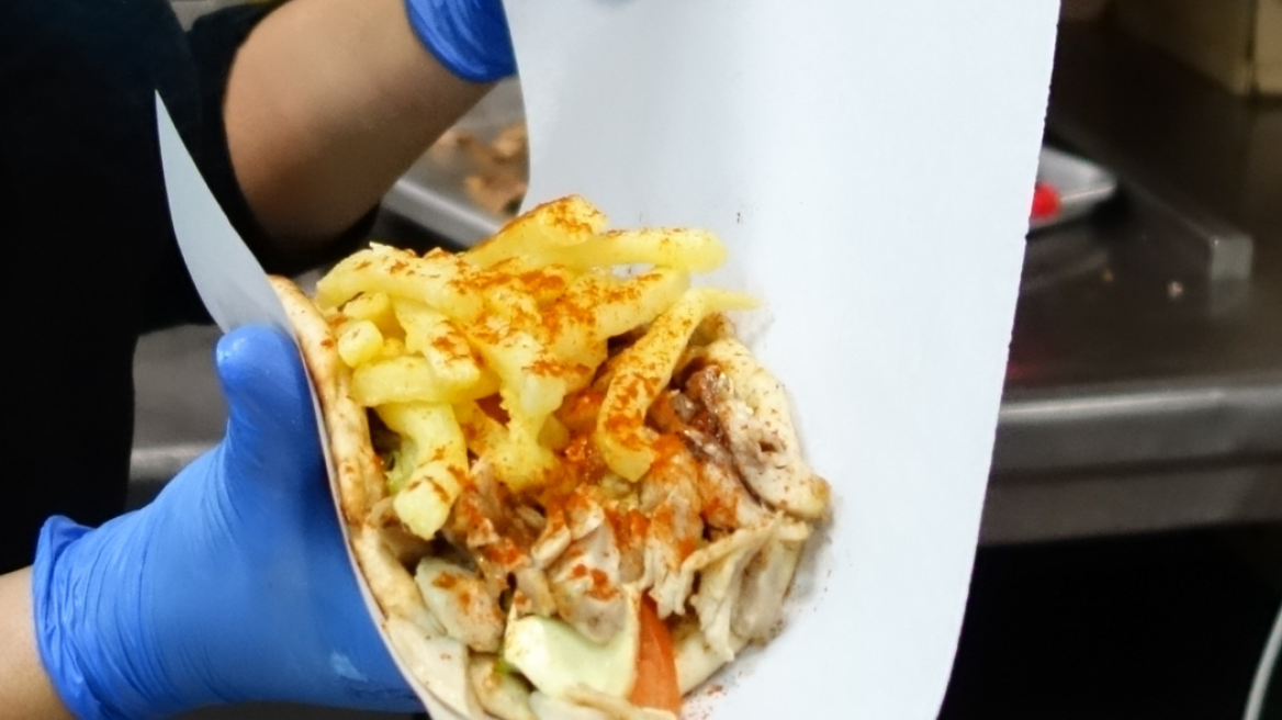 Αύξηση στο σουβλάκι: Πόσο κοστίζει το γεύμα για μια τετραμελή οικογένεια