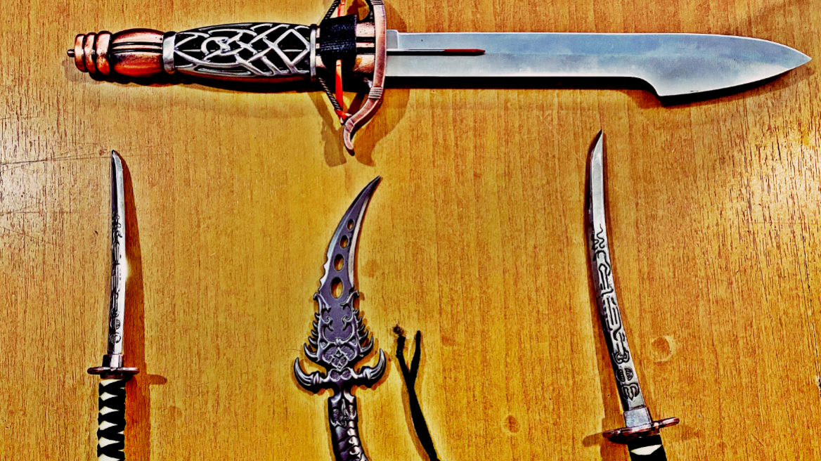 Τον έπιασαν στη Λαμία με... τέσσερα μαχαίρια στις τσέπες του