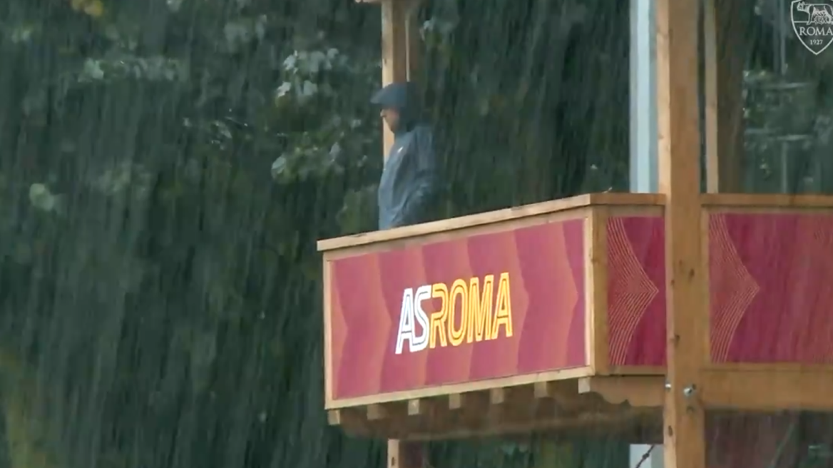 Βίντεο: Ο τρόπος του Μουρίνιο να... ξεφύγει από την καταιγίδα