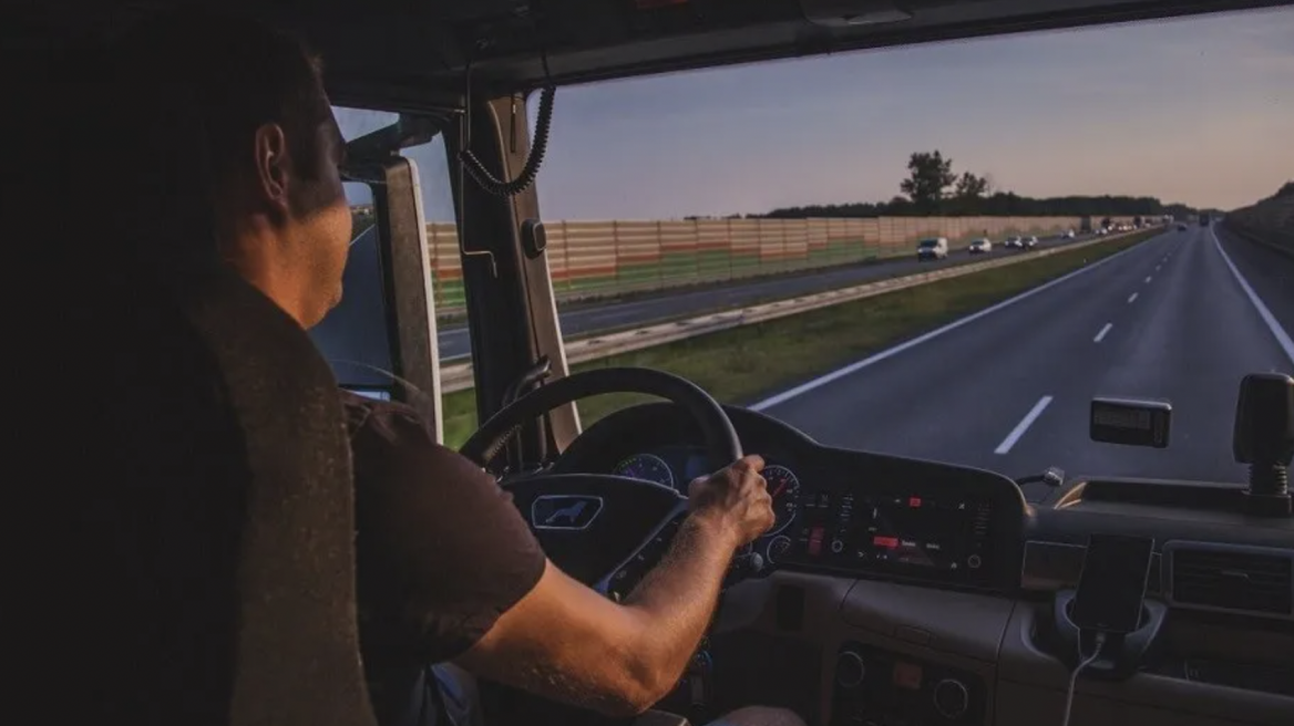 Ζητούνται οδηγοί με μισθό από 2.300 έως 2.750 ευρώ