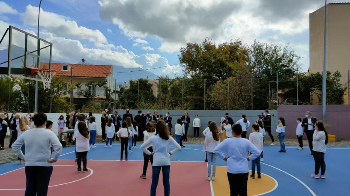 Παραδόθηκαν στα παιδιά της Σαμοθράκης τα γήπεδα που τους υποσχέθηκε ο Κυριάκος Μητσοτάκης