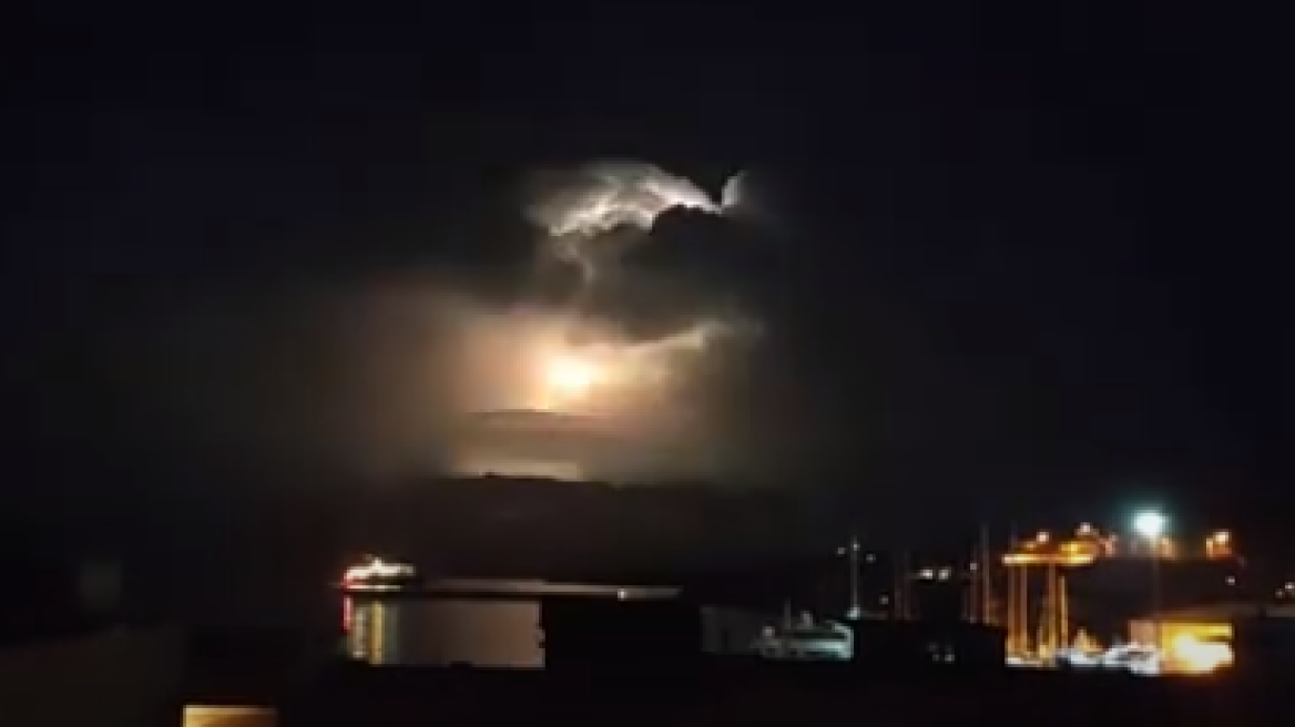 Σύρος: Η κακοκαιρία «Μπάλλος» έφτασε και στις Κυκλάδες - Δείτε βίντεο από τις αστραπές που έκαναν τη νύχτα μέρα 