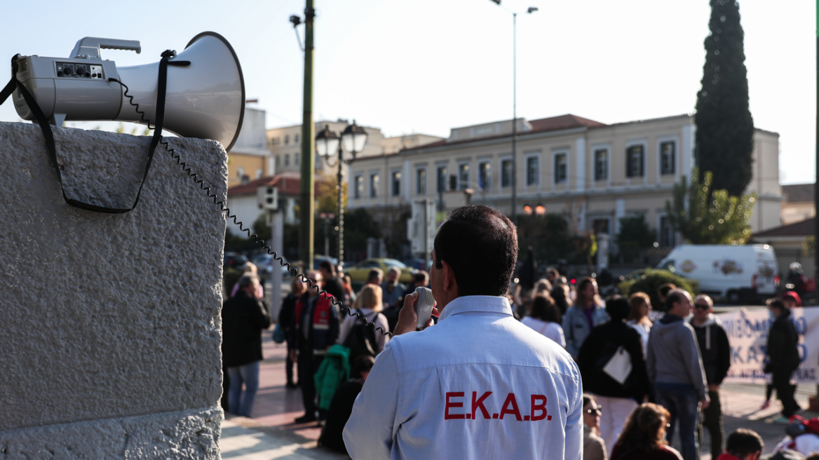 Κίνηση στους δρόμους: Μετ΄ εμποδίων η κίνηση στο κέντρο της Αθήνας - Διαμαρτυρία υγειονομικών
