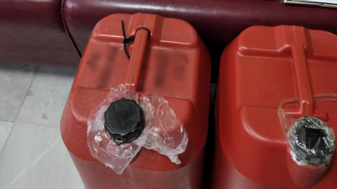 Με λεωφορείο μετέφερε λαθραίο τσίπουρο και καπνό