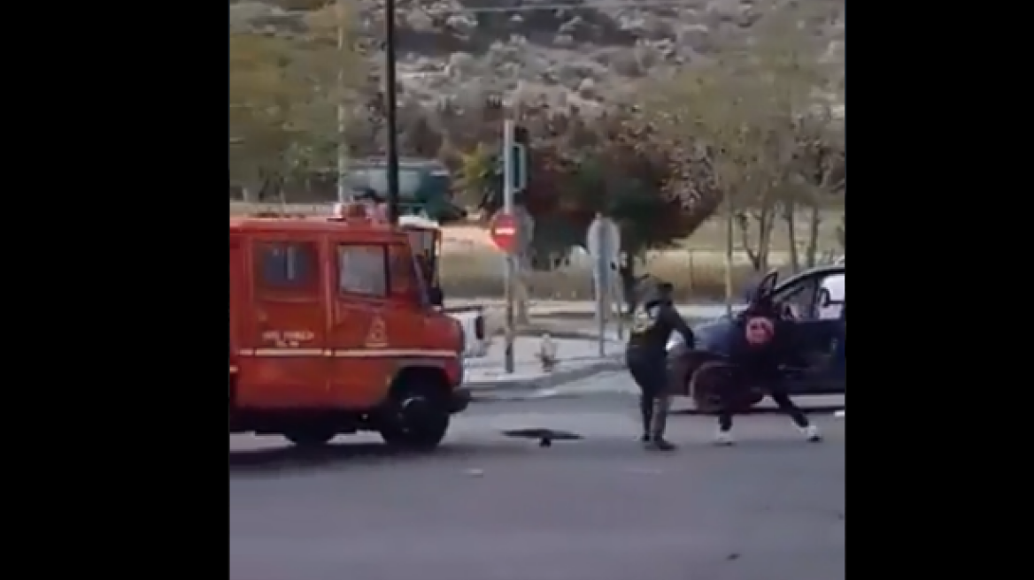 Επίθεση σε πυροσβεστικό όχημα στο Σχιστό - Δείτε βίντεο ντοκουμέντο