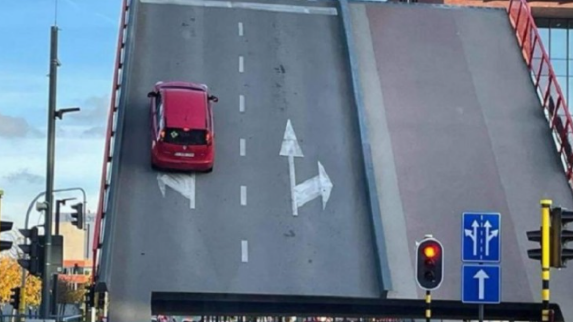 Η σοκαριστική στιγμή που αυτοκίνητο με οικογένεια μέσα «γκρεμίζεται» από γέφυρα που ανυψώνεται - Δείτε βίντεο