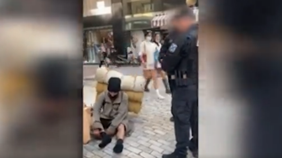 Η συγκινητική στιγμή που αστυνομικοί αγοράζουν κάλτσες και ένα ζευγάρι παπούτσια σε άστεγο - Δείτε το βίντεο