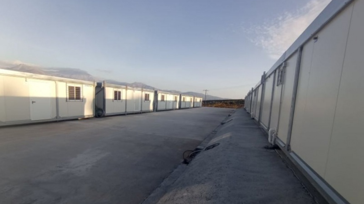 Αρκαλοχώρι: Μπήκαν στους οικίσκους οι πρώτοι σεισμόπληκτοι (φωτογραφίες)