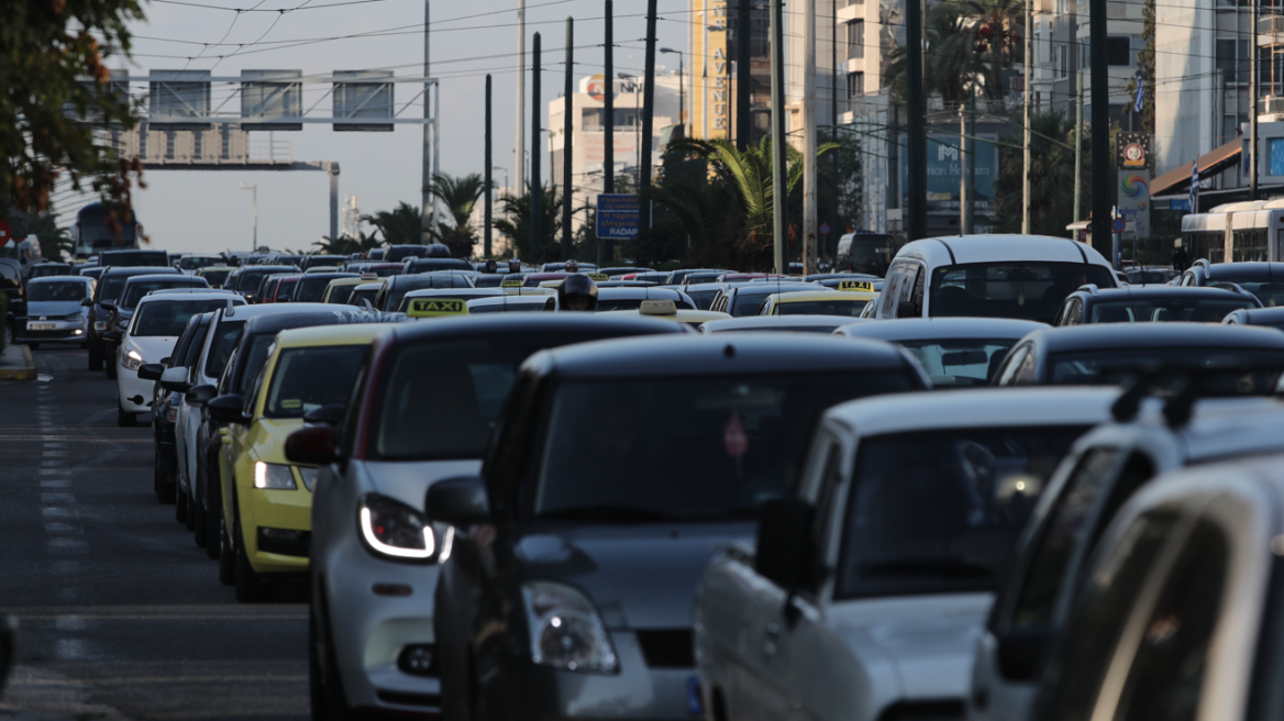 Κίνηση στους δρόμους: Μποτιλιάρισμα χιλιομέτρων στον Κηφισό, καθυστερήσεις επί της Κηφισίας - Δείτε live εικόνα