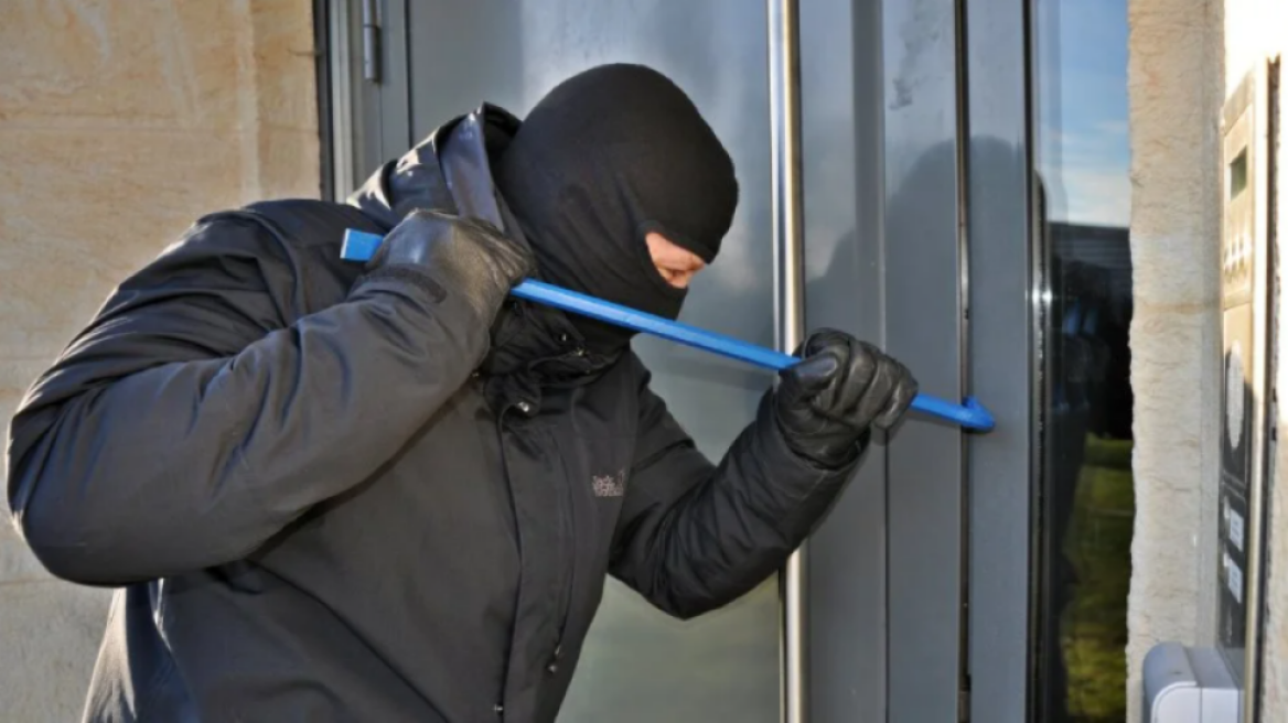 Πύργος: Έκανε 11 διαρρήξεις και παρέδωσε τα κλοπιμαία στη γυναίκα του