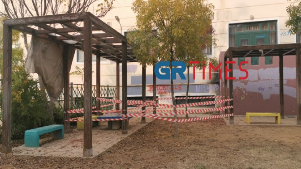 Θεσσαλονίκη: «Σφραγίστηκε» επικίνδυνο σκέπαστρο σε δημοτικό σχολείο (βίντεο)