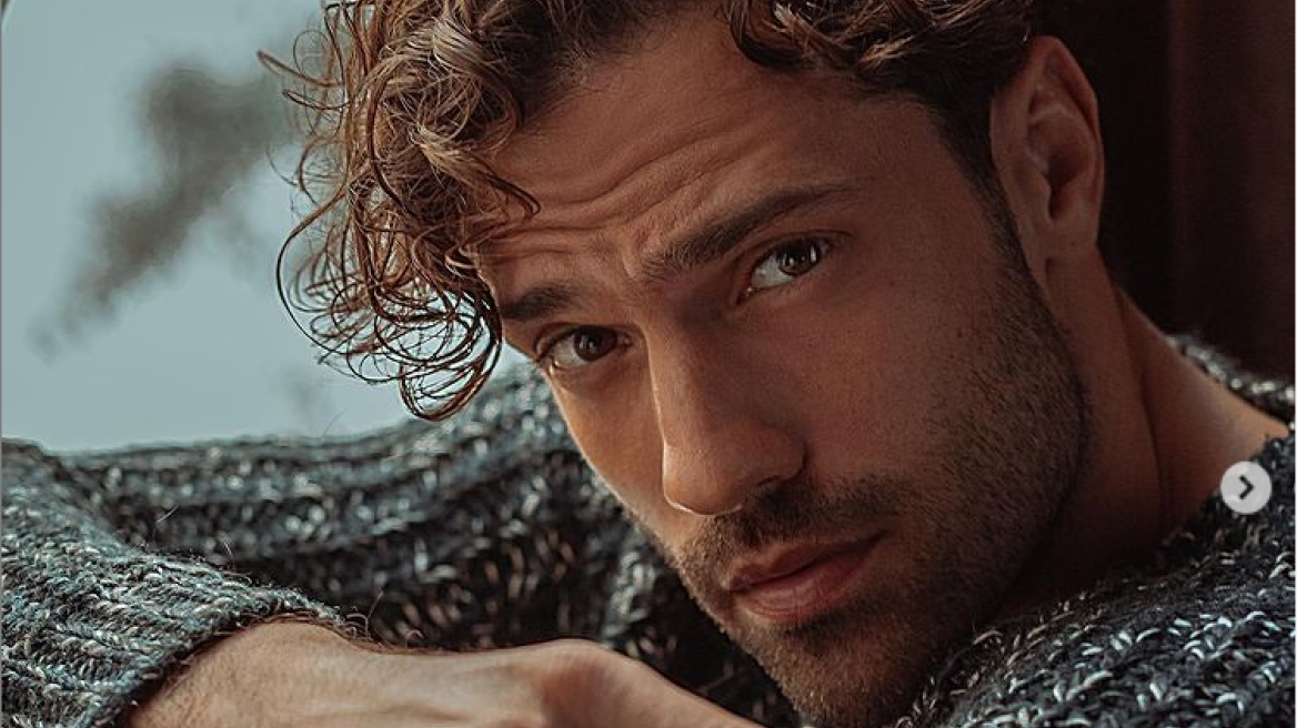 Ο Κωνσταντίνος Αργυρός παραδίδει ημίγυμνος μαθήματα πιάνου