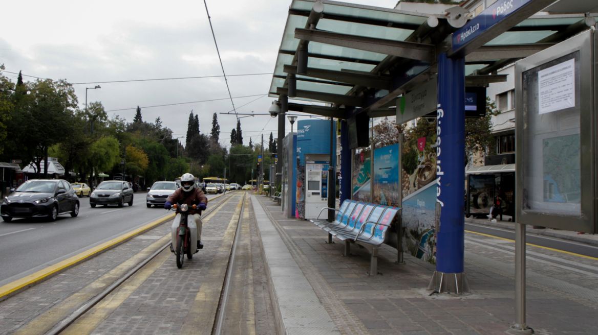 Κίνηση στους δρόμους: Με δυσκολία η κυκλοφορία στο κέντρο της Αθήνας - Μποτιλιάρισμα εξαιτίας της απεργίας στα μέσα