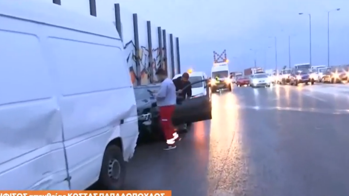 Κίνηση στους δρόμους: Ατελείωτο μποτιλιάρισμα λόγω τροχαίων και βροχής