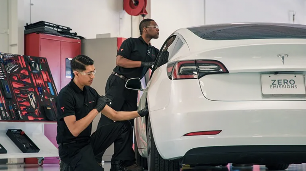 «Πόρτα» σε εκατοντάδες Tesla - Γλέντι στο Twitter