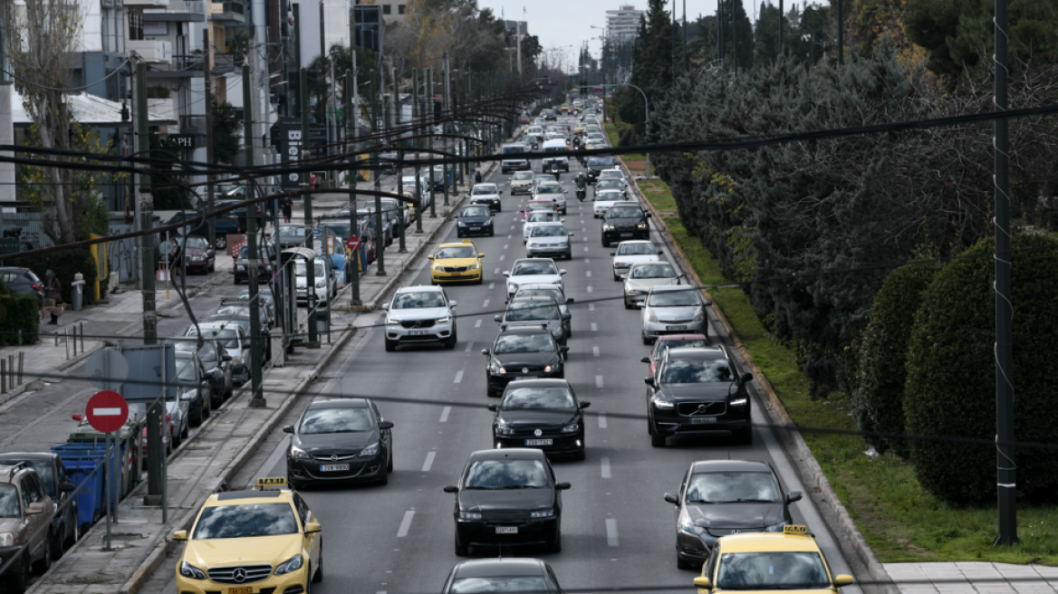 Κίνηση στους δρόμους: Δείτε πού θα συναντήσετε καθυστερήσεις τώρα στην Αθήνα
