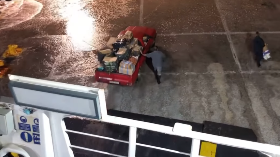 Σίκινος: Εντυπωσιακό βίντεο δείχνει την δύσκολη πρόσβαση του πλοίου «Άρτεμις» στο λιμάνι