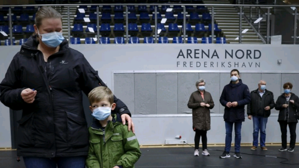 Δανία: Ενδείξεις σταθεροποίησης της πανδημίας, πιθανόν χάρη στους εμβολιασμούς και τις ενισχυτικές δόσεις