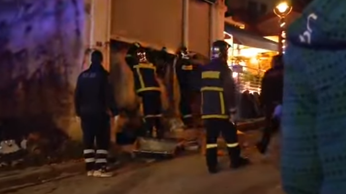 Καστοριά: Χωρίς τις αισθήσεις του ανασύρθηκε άντρας που καταπλακώθηκε από τα συντρίμμια κτιρίου που κατέρρευσε