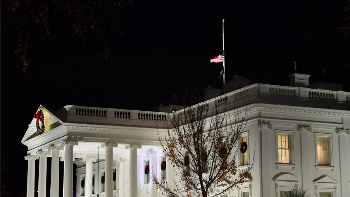 Μπομπ Ντόουλ: Μεσίστιες οι σημαίες ως την Πέμπτη στις ΗΠΑ μετά τον θάνατό του