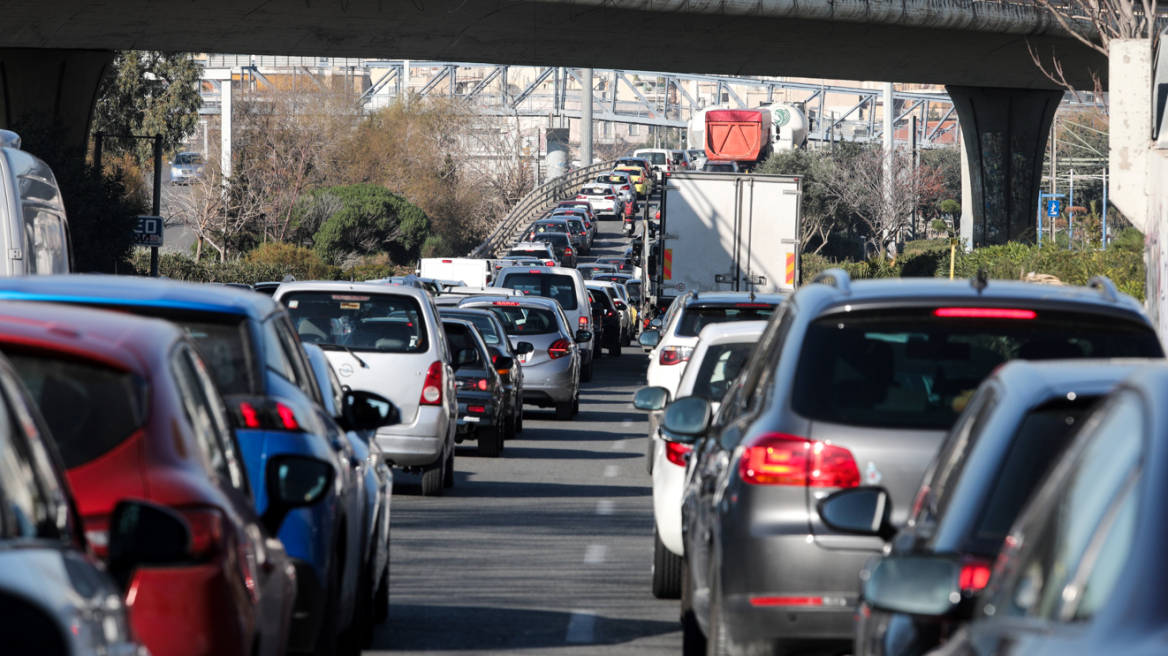Κίνηση στους δρόμους: Πού έχει μποτιλιάρισμα τώρα στην Αθήνα, καθυστερήσεις στον Κηφισό  - Live εικόνα