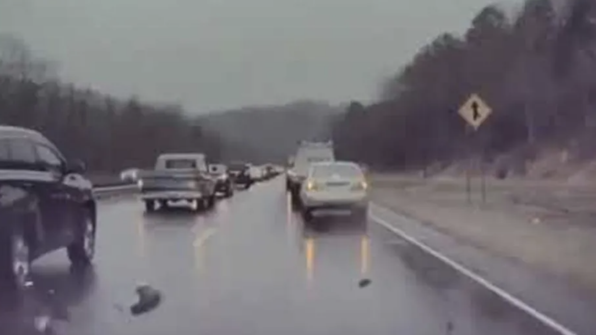 Η βροχή θέλει πολύ προσοχή - Δείτε το ανατριχιαστικό video