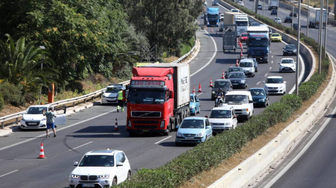 Κίνηση: Φορτηγό έσπασε το πρωί κιγκλιδώματα λίγο πριν τη Γέφυρα του Ασπροπύργου - Δεν αναφέρθηκε τραυματισμός