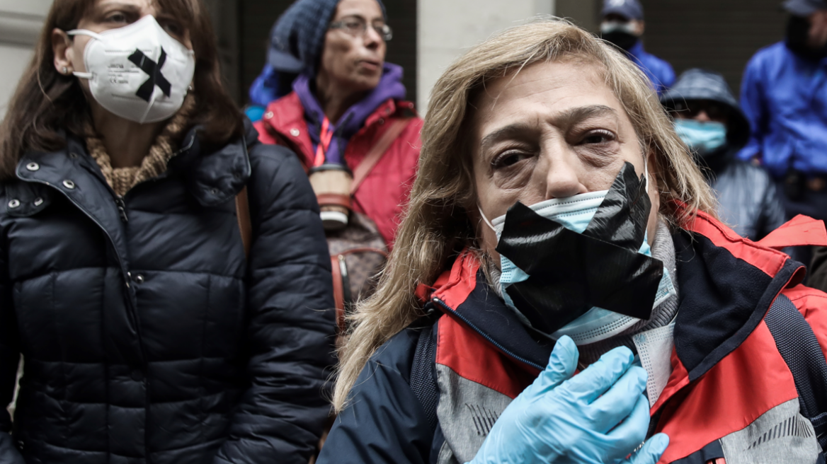 Σε εξέλιξη συγκέντρωση της ΠΟΕΔΗΝ έξω από το υπουργείο Υγείας
