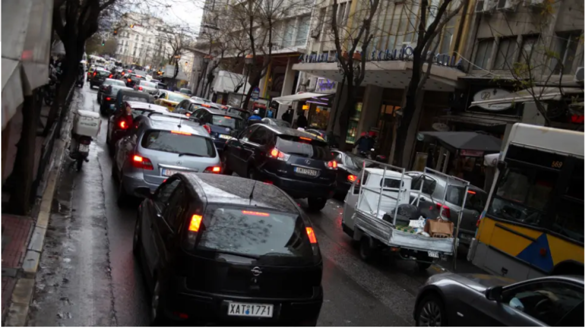 Κίνηση στους δρόμους: Πού έχει μποτιλιάρισμα τώρα στην Αθήνα, χαμηλές ταχύτητες στην Αττική Οδό
