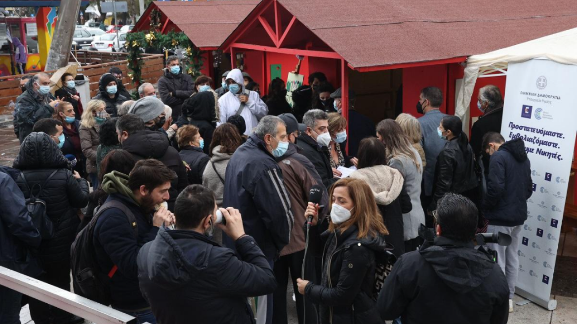 Ηράκλειο: Μεγάλες ουρές για εμβολιασμό χωρίς ραντεβού (φωτογραφίες)
