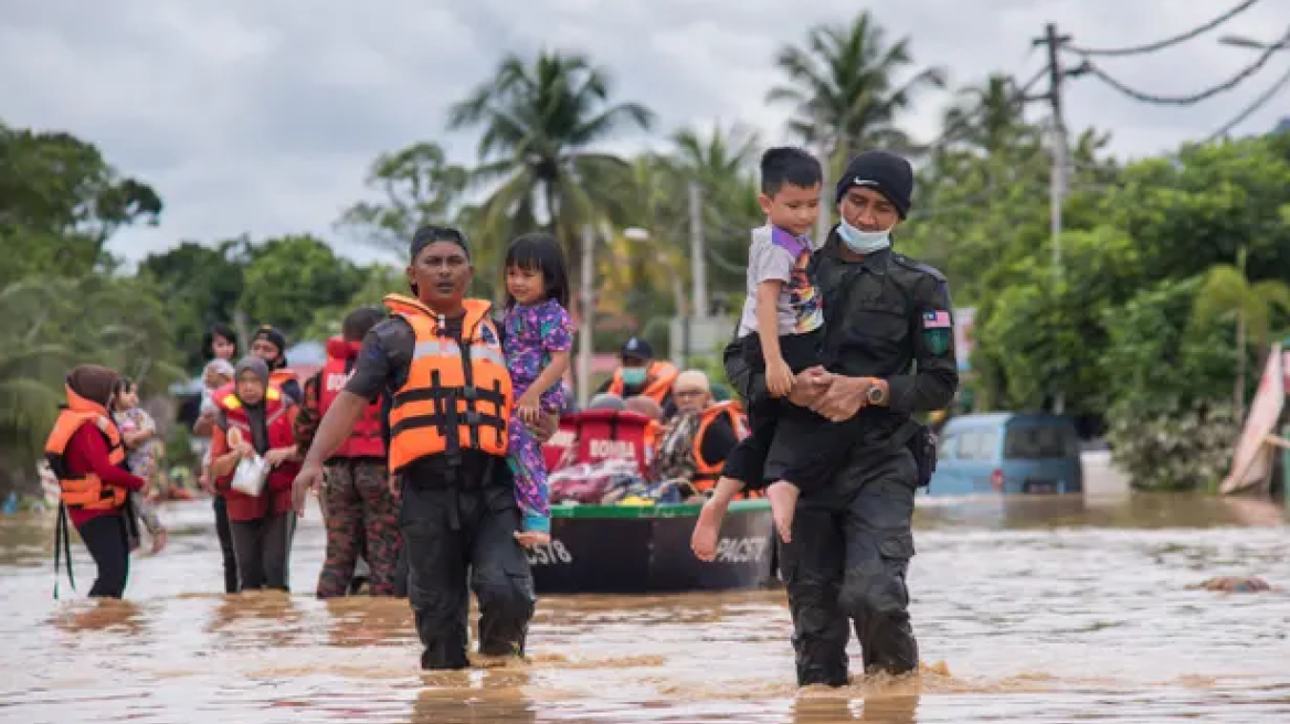  Μαλαισία: Τουλάχιστον οκτώ νεκροί από τις πλημμύρες - Στους 32.000 οι εκτοπισμένοι