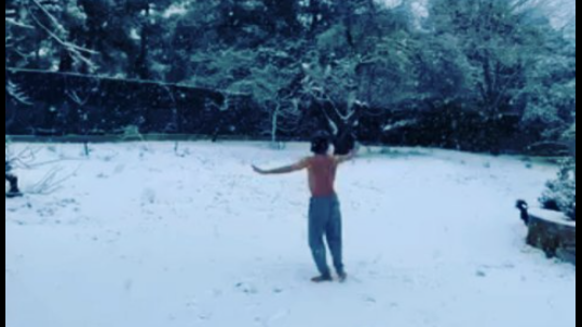 Ο Θανάσης Ευθυμιάδης χορεύει ημίγυμνος στα χιόνια