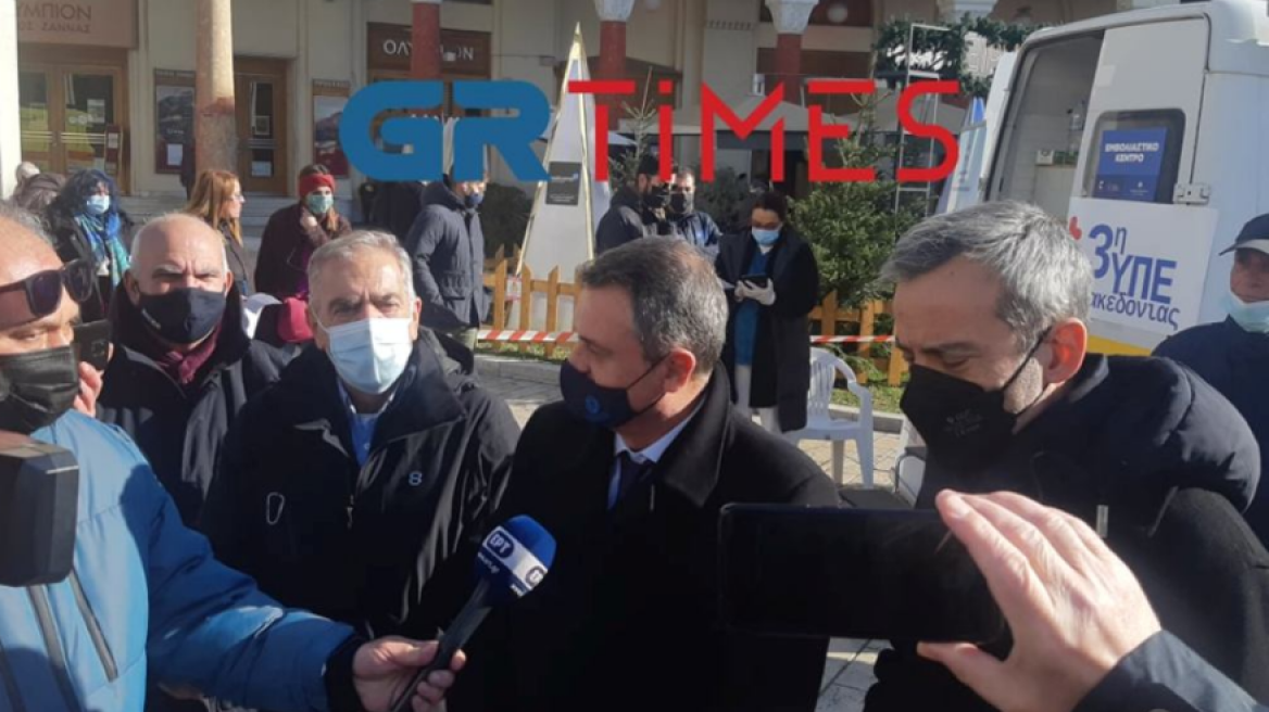 Πάνω από 200 εμβολιασμοί από το πρωί σε κινητή μονάδα χωρίς ραντεβού στη Θεσσαλονίκη