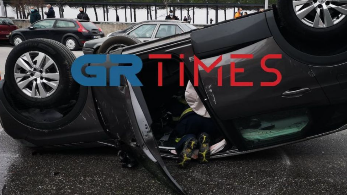 Θεσσαλονίκη: Αυτοκίνητο έπεσε πάνω σε δύο ΙΧ και ντελαπάρισε - Ένας τραυματίας