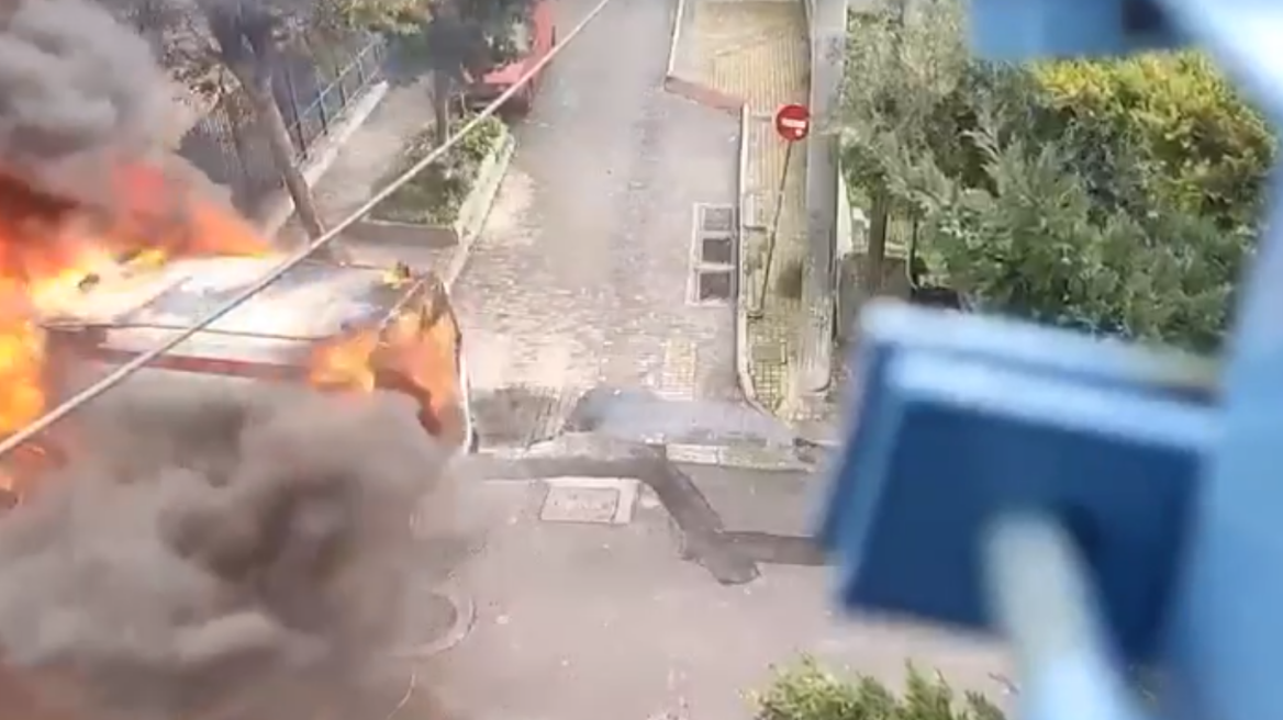 Μεταμόρφωση: Την τελευταία στιγμή απεγκλωβίστηκε ηλικιωμένη μέσα από το φλεγόμενο ασθενοφόρο