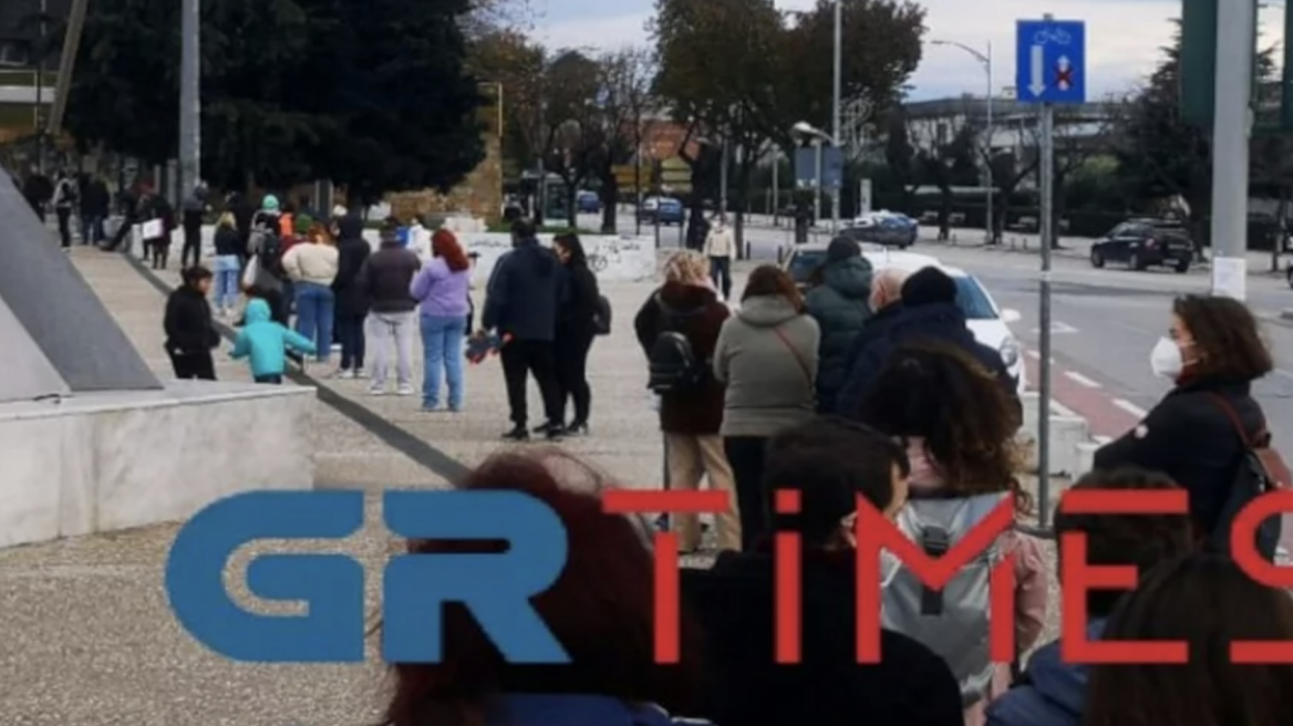 Τεράστιες ουρές στη Θεσσαλονίκη για rapid test εν μέσω έξαρσης κρουσμάτων