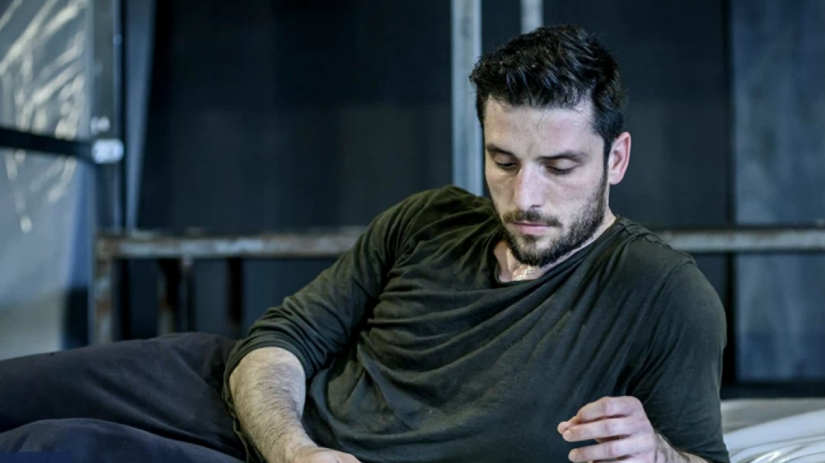 Σπύρος Χατζηαγγελάκης: «Έκανα φωνή μπαμπούλα και είπα τη λέξη βόμβα» λέει ο ηθοποιός και ζητά συγγνώμη