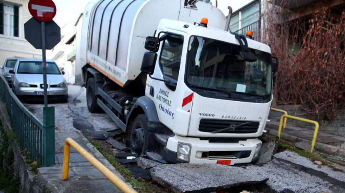 Ο δρόμος «κατάπιε» απορριμματοφόρο στην Καστοριά