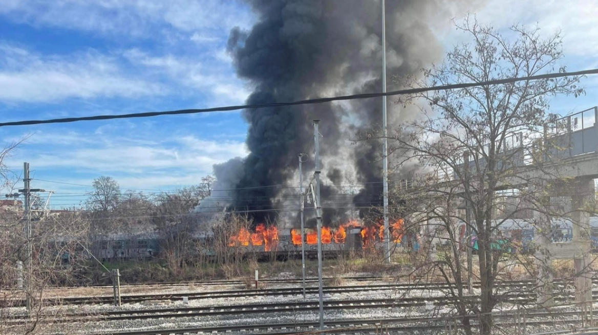 Λάρισα: Τυλίχθηκε στις φλόγες βαγόνι τρένου σε αμαξοστάσιο (βίντεο και φωτογραφίες)