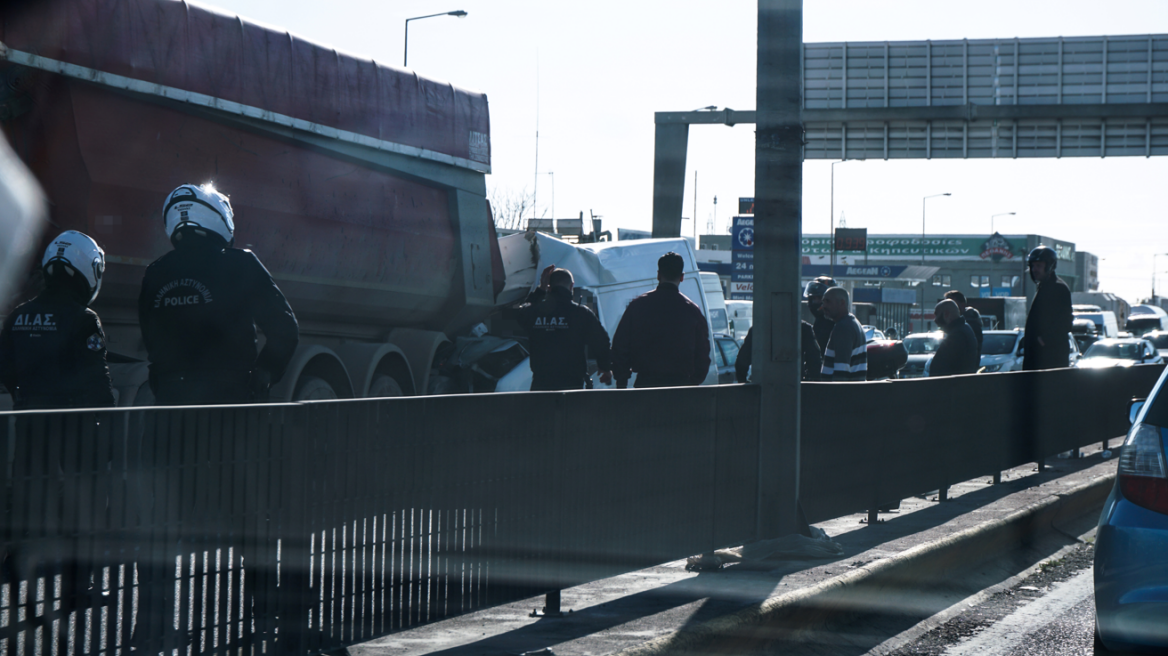 Κίνηση στους δρόμους: Μποτιλιάρισμα το μεσημέρι στον Κηφισό λόγω τροχαίου, φορτηγάκι «καρφώθηκε» σε νταλίκα, δείτε φωτογραφίες