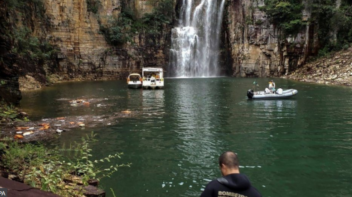 Βραζιλία: Επτά νεκροί και τρεις αγνοούμενοι από πτώση βράχου σε τουριστικά σκάφη - Δείτε βίντεο