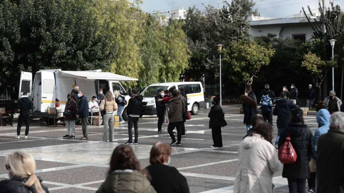 Μεγάλες ουρές και σήμερα για τεστ κορωνοϊού, δείτε φωτογραφίες από το Μοσχάτο