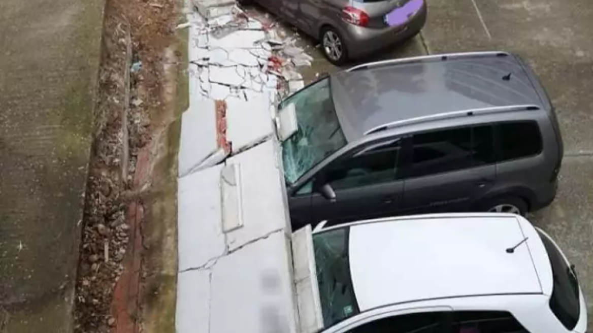 Καιρός - Κακοκαιρία «Διομήδης»: Σφοδροί άνεμοι γκρέμισαν τοίχο σε υπαίθριο χώρο καταστρέφοντας ΙΧ στην Ξάνθη