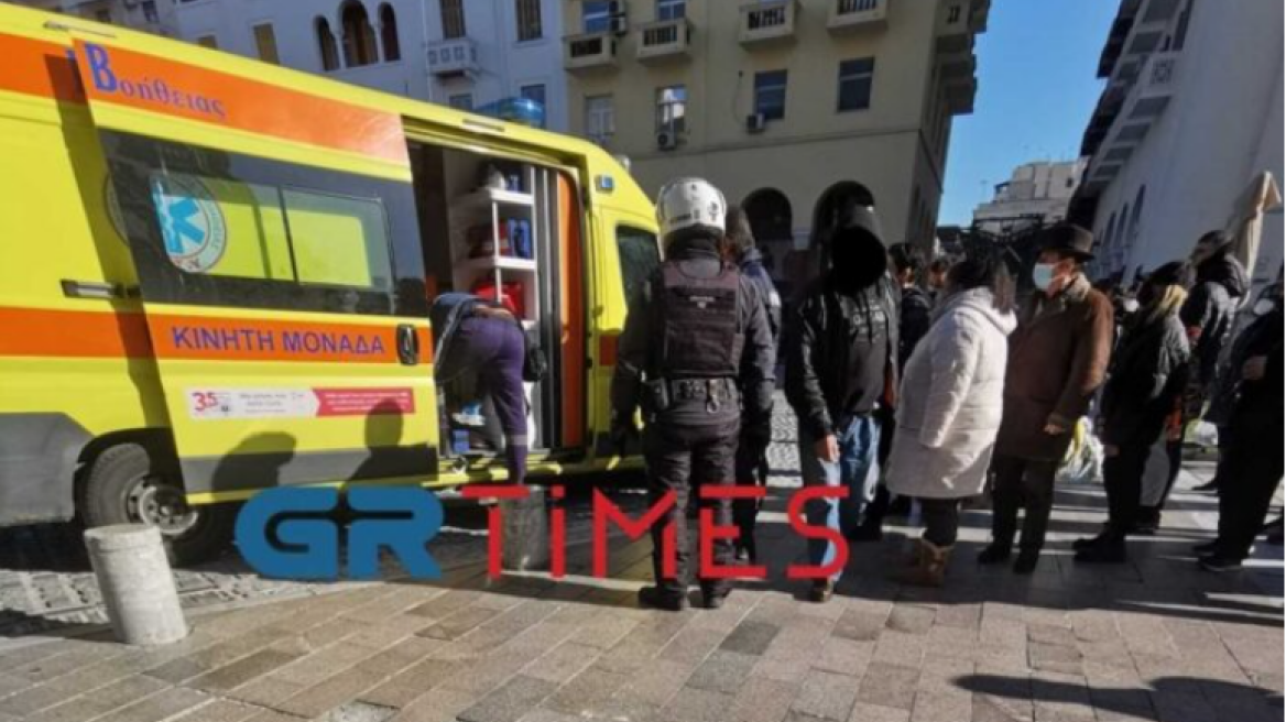 Θεσσαλονίκη: Διασώστες του ΕΚΑΒ έσωσαν τη ζωή 53χρονης μετά από μια ώρα «μάχης» (βίντεο)