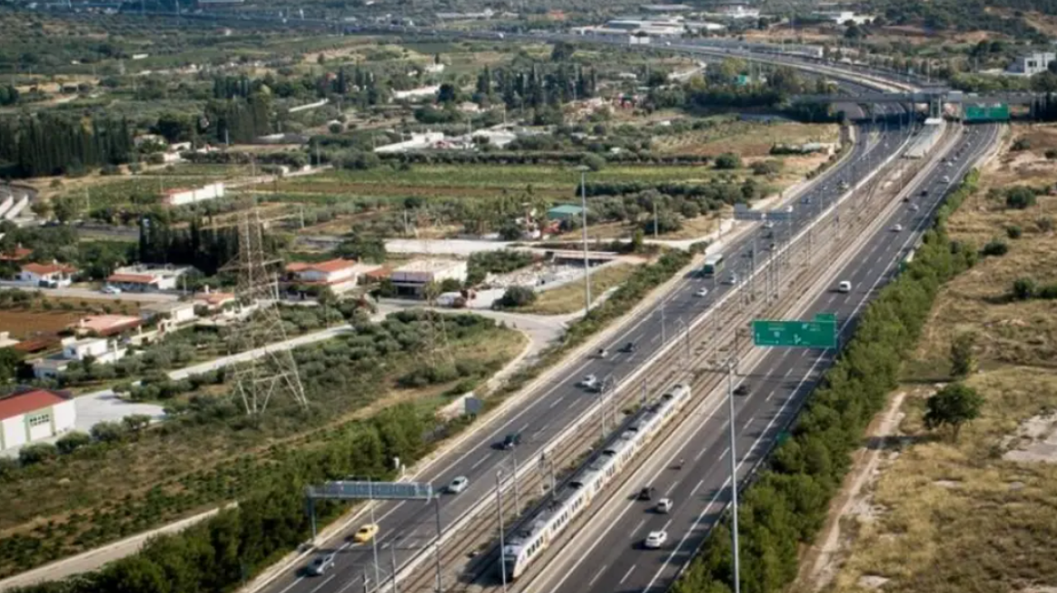 Κίνηση στους δρόμους: Μποτιλιάρισμα στην Αττική Οδό, καραμπόλα τριών οχημάτων στο ύψος της λεωφόρου Κηφισίας, δείτε live εικόνα