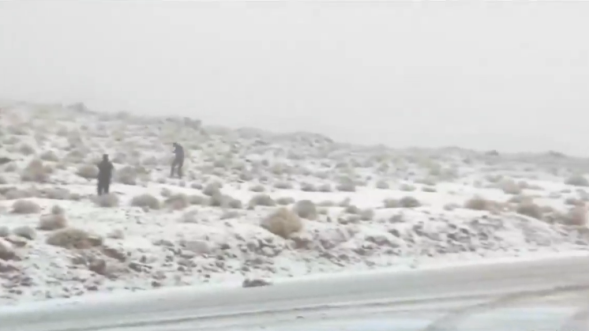 Μετά τη Σαχάρα στα λευκά «ντύθηκε» και η... Σαουδική Αραβία, ιστορική χιονόπτωση 