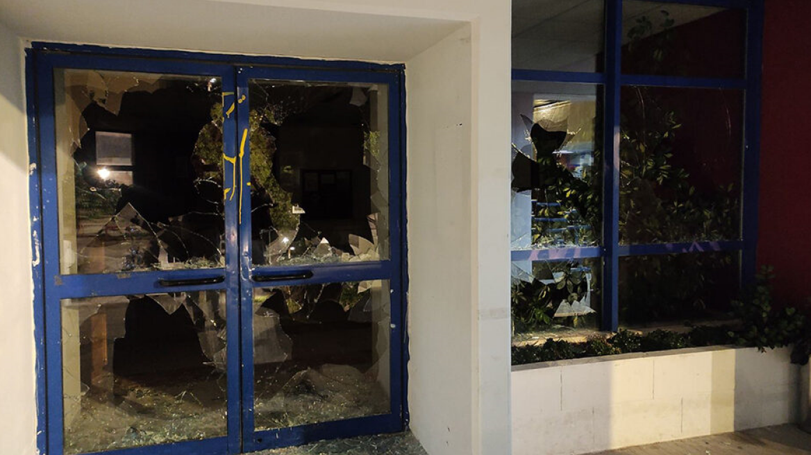 ΕΜΠ: Βανδαλισμοί στο Κτίριο Διοίκησης – Πέταξαν μπογιές και έσπασαν τζάμια