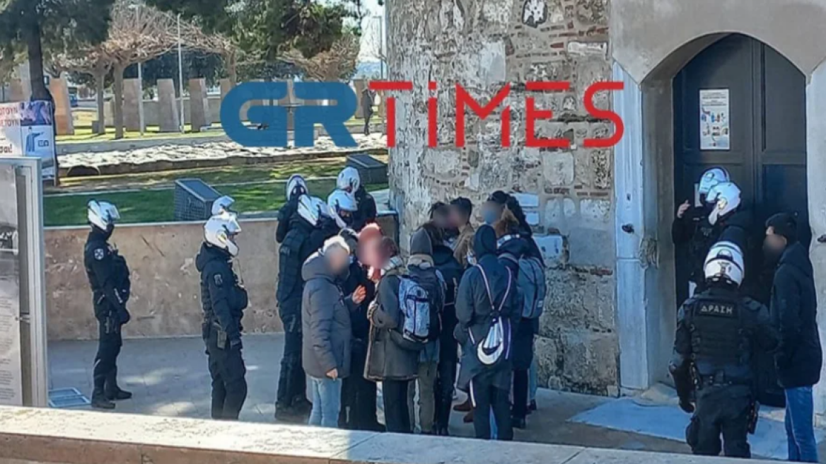 Θεσσαλονίκη: Προσαγωγές ατόμων που ήθελαν να αναρτήσουν πανό στον Λευκό Πύργο - Βίντεο και φωτογραφίες